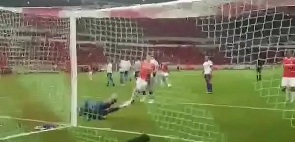  Velinho gostoso destrói com o jogo enfiando fundo a bola no gol